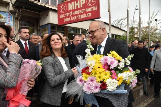 HABERİN DİĞER FOTOĞRAFLARINI GÖRMEK İÇİN FOTO ÜSTÜNE TIKLAYINIZ..
Manisa Büyükşehir Belediye Başkanı Cengiz Ergün, Soma ziyaretlerine MHP İlçe Başkanlığı ile başladı. Göreve yeni gelen MHP İlçe Başkanı Adem Yıldırım ve yönetimini tebrik eden Başkan Ergün, yerel seçimler öncesi başarı dileklerini iletti.

Bir takım temaslarda ve incelemelerde bulunmak üzere Soma’yı ziyaret eden Manisa Büyükşehir Belediye Başkanı Cengiz Ergün, partililer ve vatandaşlar tarafından MHP İlçe Başkanlığı önünde ilgiyle karşılanırken kendisine MHP İlçe Kadın Kolları Başkanı Emel Coşkun ve yönetimi tarafından çiçek takdim edildi. Başkan Ergün’e turgutalp Mahallesi Muhtarı Gülay Erdal tarafından da çiçek verildi. MHP Soma Eski İlçe Başkanı Murat Maan ve mahalle muhtarlarının da yer aldığı ziyarette, partililerle tek tek tokalaşan Başkan Ergün, ardından İlçe Başkanlığı’nı ziyaret etti. Başkan Ergün’e MHP İl Başkanı Erkan Öztürk ve MHP Kadın Kolları İl Başkanı Hediye Özsoy da eşlik etti. MHP İl Başkanı Erkan Öztürk, göreve yeni gelen MHP İlçe Başkanı Adem Yıldırım’a atama belgesini takdim ederek, başarı dileklerini iletti.  MHP İlçe Başkanı Adem Yıldırım da en iyi şekilde çalışarak yerel seçimlerde güzel sonuçlar elde edeceklerini ifade etti.
“Özveriyle çalıştık”
Son olarak söz alan Manisa Büyükşehir Belediye Başkanı Cengiz Ergün de, göreve yeni gelen İlçe Başkanı Adem Yıldırım ve yönetimini tebrik ederek, “Geride kalan hizmet dönemimizde Manisa’mızın 17 ilçesinde en iyi hizmetleri kazandırmak içim özveriyle çalıştık. Somamıza da birçok güzel hizmet yaptık. Yapılan çalışmalarımızın da vatandaşlarımız tarafından takdirle karşılanması bizleri mutlu ediyor” diye konuştu.