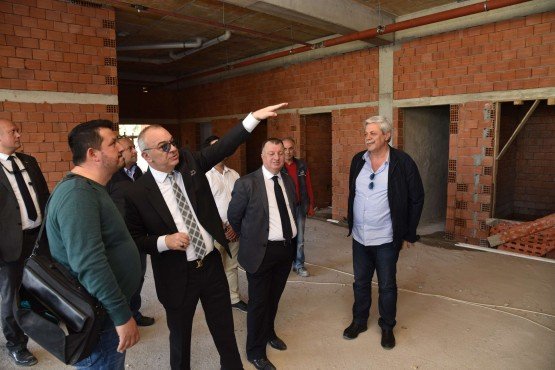 Manisa Büyükşehir Belediye Başkanı Cengiz Ergün, Fikri Bayrıl Spor Tesisleri’nde yapımına devam edilen ve Büyükşehir Belediyespor alt yapısında görev yapan 54 öğrencinin konaklamasının sağlanacağı ek binada incelemelerde bulundu. İlçelerden gelerek Büyükşehir Belediyespor altyapısında U16-U17 ve U19 takımlarında hizmet verecek olan sporcu gençlerin bu tesiste barındırılacağını belirten Başkan Ergün, “Çok güzel bir tesisi daha inşallah Manisa’ya kazandırmış olacağız” dedi.

Manisa’ya spor alanında önemli yatırımlar kazandıran Manisa Büyükşehir Belediyesi, Büyükşehir Belediye Başkanı Cengiz Ergün önderliğinde sporun ve sporcunun yanında olmaya devam ediyor. Bu kapsamda geçtiğimiz dönem Başkan Ergün’le yeniden doğan Fikri Bayrıl Spor Tesislerinde Büyükşehir Belediyespor alt yapısında görev yapan 54 öğrencinin konaklamasının sağlanacağı ek binada inşaat çalışmaları aralıksız devam ediyor. Manisa Büyükşehir Belediye Başkanı Cengiz Ergün, Genel Sekreter Yardımcısı Yılmaz Gençoğlu, Daire Başkanları, Büyükşehir Belediyespor Yönetim Kurulu Üyeleri ve alt yapı hocalarıyla birlikte çalışmaları yerinde ve proje üzerinde inceledi. Tesisin tamamlanmasının ardından alt yapıda görev yapan gençlerin konaklamasını sağlayacağı odalarını, yemekhaneyi, kafeteryayı tek tek inceleyen Başkan Ergün, çalışmaların son durumu hakkında yüklenici firma yetkililerinden bilgiler aldı.
“Bu Yaz Bitirilecek”
Sporun içerisinden gelen bir Başkan olarak her zaman sporun ve sporcunun yanında yer aldığını dile getiren Manisa Büyükşehir Belediye Başkanı Cengiz Ergün, “Fikri Bayrıl Spor Tesislerinde mevcut sporcu gençlerimizin barınacağı 54 tane yatak kapasiteli tesisin de yapımında kaba bina bitti. Artık ince işlere geçiliyor. Tahmin ediyorum 3 ay gibi bir süre içerisinde, bu yaz orayı da bitirme noktasına geleceğiz. İlçelerimizden, köylerimizden gelerek U16-17-19 takımlarımızda hizmet verecek olan sporcu çocuklarımızı orada barındırabileceğiz. Çok güzel bir tesisi daha inşallah Manisa’ya kazandırmış olacağız” diye konuştu.