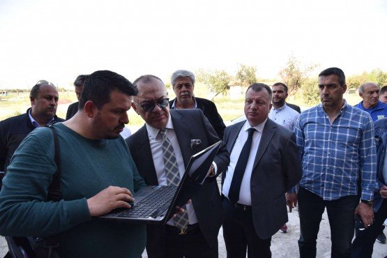 Manisa Büyükşehir Belediye Başkanı Cengiz Ergün, Fikri Bayrıl Spor Tesisleri’nde yapımına devam edilen ve Büyükşehir Belediyespor alt yapısında görev yapan 54 öğrencinin konaklamasının sağlanacağı ek binada incelemelerde bulundu. İlçelerden gelerek Büyükşehir Belediyespor altyapısında U16-U17 ve U19 takımlarında hizmet verecek olan sporcu gençlerin bu tesiste barındırılacağını belirten Başkan Ergün, “Çok güzel bir tesisi daha inşallah Manisa’ya kazandırmış olacağız” dedi.

Manisa’ya spor alanında önemli yatırımlar kazandıran Manisa Büyükşehir Belediyesi, Büyükşehir Belediye Başkanı Cengiz Ergün önderliğinde sporun ve sporcunun yanında olmaya devam ediyor. Bu kapsamda geçtiğimiz dönem Başkan Ergün’le yeniden doğan Fikri Bayrıl Spor Tesislerinde Büyükşehir Belediyespor alt yapısında görev yapan 54 öğrencinin konaklamasının sağlanacağı ek binada inşaat çalışmaları aralıksız devam ediyor. Manisa Büyükşehir Belediye Başkanı Cengiz Ergün, Genel Sekreter Yardımcısı Yılmaz Gençoğlu, Daire Başkanları, Büyükşehir Belediyespor Yönetim Kurulu Üyeleri ve alt yapı hocalarıyla birlikte çalışmaları yerinde ve proje üzerinde inceledi. Tesisin tamamlanmasının ardından alt yapıda görev yapan gençlerin konaklamasını sağlayacağı odalarını, yemekhaneyi, kafeteryayı tek tek inceleyen Başkan Ergün, çalışmaların son durumu hakkında yüklenici firma yetkililerinden bilgiler aldı.
“Bu Yaz Bitirilecek”
Sporun içerisinden gelen bir Başkan olarak her zaman sporun ve sporcunun yanında yer aldığını dile getiren Manisa Büyükşehir Belediye Başkanı Cengiz Ergün, “Fikri Bayrıl Spor Tesislerinde mevcut sporcu gençlerimizin barınacağı 54 tane yatak kapasiteli tesisin de yapımında kaba bina bitti. Artık ince işlere geçiliyor. Tahmin ediyorum 3 ay gibi bir süre içerisinde, bu yaz orayı da bitirme noktasına geleceğiz. İlçelerimizden, köylerimizden gelerek U16-17-19 takımlarımızda hizmet verecek olan sporcu çocuklarımızı orada barındırabileceğiz. Çok güzel bir tesisi daha inşallah Manisa’ya kazandırmış olacağız” diye konuştu.