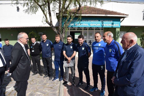 Manisa Büyükşehir Belediye Başkanı Cengiz Ergün, Fikri Bayrıl Spor Tesisleri’nde yapımına devam edilen ve Büyükşehir Belediyespor alt yapısında görev yapan 54 öğrencinin konaklamasının sağlanacağı ek binada incelemelerde bulundu. İlçelerden gelerek Büyükşehir Belediyespor altyapısında U16-U17 ve U19 takımlarında hizmet verecek olan sporcu gençlerin bu tesiste barındırılacağını belirten Başkan Ergün, “Çok güzel bir tesisi daha inşallah Manisa’ya kazandırmış olacağız” dedi.

Manisa’ya spor alanında önemli yatırımlar kazandıran Manisa Büyükşehir Belediyesi, Büyükşehir Belediye Başkanı Cengiz Ergün önderliğinde sporun ve sporcunun yanında olmaya devam ediyor. Bu kapsamda geçtiğimiz dönem Başkan Ergün’le yeniden doğan Fikri Bayrıl Spor Tesislerinde Büyükşehir Belediyespor alt yapısında görev yapan 54 öğrencinin konaklamasının sağlanacağı ek binada inşaat çalışmaları aralıksız devam ediyor. Manisa Büyükşehir Belediye Başkanı Cengiz Ergün, Genel Sekreter Yardımcısı Yılmaz Gençoğlu, Daire Başkanları, Büyükşehir Belediyespor Yönetim Kurulu Üyeleri ve alt yapı hocalarıyla birlikte çalışmaları yerinde ve proje üzerinde inceledi. Tesisin tamamlanmasının ardından alt yapıda görev yapan gençlerin konaklamasını sağlayacağı odalarını, yemekhaneyi, kafeteryayı tek tek inceleyen Başkan Ergün, çalışmaların son durumu hakkında yüklenici firma yetkililerinden bilgiler aldı.
“Bu Yaz Bitirilecek”
Sporun içerisinden gelen bir Başkan olarak her zaman sporun ve sporcunun yanında yer aldığını dile getiren Manisa Büyükşehir Belediye Başkanı Cengiz Ergün, “Fikri Bayrıl Spor Tesislerinde mevcut sporcu gençlerimizin barınacağı 54 tane yatak kapasiteli tesisin de yapımında kaba bina bitti. Artık ince işlere geçiliyor. Tahmin ediyorum 3 ay gibi bir süre içerisinde, bu yaz orayı da bitirme noktasına geleceğiz. İlçelerimizden, köylerimizden gelerek U16-17-19 takımlarımızda hizmet verecek olan sporcu çocuklarımızı orada barındırabileceğiz. Çok güzel bir tesisi daha inşallah Manisa’ya kazandırmış olacağız” diye konuştu.