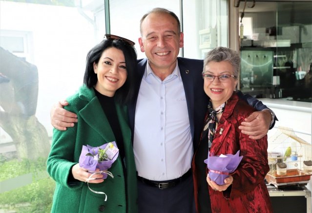 Turgutlu Belediye Başkanı Çetin Akın, 8 Mart Dünya Kadınlar Gününde kadınlara çiçek hediye etti.