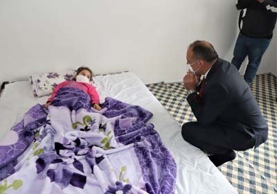 Turgutlu Belediye Başkanı Çetin Akın zorlu bir hastalıkla mücadele eden minik Zeynep ve ailesini ziyaret etti.