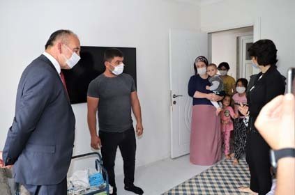 “Güzel Zeynep’in bir an önce sağlığına kavuşması için gereken desteği sağlayacağız” diyen Başkan Akın, “Küçük yaşına rağmen zorlu bir hastalıkla mücadele eden Zeynep kızımızı ve ailesini Başkan Yardımcımız Evren Erbaş Ser ile birlikte ziyaret ettik. Bundan sonra tüm imkanlarımızla Zeynep kızımızın yanında olacağız. Güzel kızımızın en kısa sürede yeniden sağlığına kavuşmasını tüm kalbimle diliyorum” dedi.