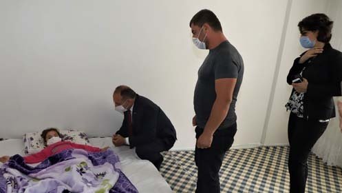 Başkan Çetin Akın, Turgutlu’da yaşayan ve lenfoma kanseriyle mücadele eden 7 yaşındaki Zeynep ve ailesini Başkan Yardımcısı Evren Erbaş Ser ile birlikte evinde ziyaret etti. Aileden minik Zeynep’in hastalığı ve durumu hakkında bilgi alan Başkan Akın her zaman gerekli desteğin verileceğini söyledi.