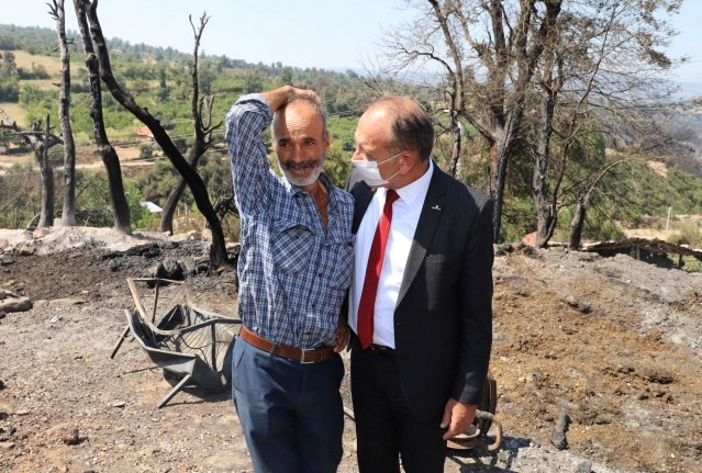 Turgutlu Belediye Başkanı Çetin Akın orman yangınının yaşandığı mahallelere ziyaretlerde bulunarak yangında zarar gören vatandaşlarla bir araya geldi.