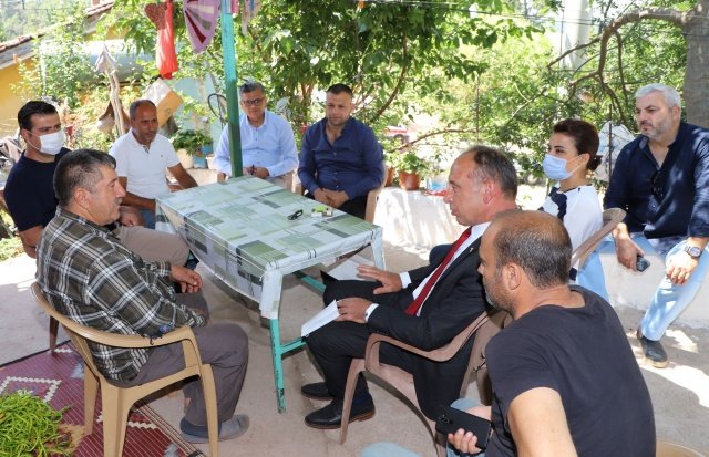 Orman yangınının yaşandığı mahallelere gerçekleştirdiği ziyaretlerle ilgili açıklamada bulunan Başkan Akın, “Kurban Bayramında Turgutlu’muz ile Ahmetli ilçemiz sınırlarında yer alan ve yangında zarar gören Hacıköseli, Baktırlı, Sivrice Mahallelerimizi ve vatandaşlarımızı Cumhuriyet Halk Partisi Ahmetli İlçe Başkanımız Halil Buran ve başkan yardımcılarımız ile birlikte ziyaret ettik. Yangında maddi manevi yara alan vatandaşlarımızın mağduriyetlerini mümkün olduğunca en aza indirmek ve yaralarını hep birlikte sarmak için gerekli çalışmaları en kısa sürede gerçekleştireceğiz. Bir kez daha yangında zarar gören tüm vatandaşlarımıza geçmiş olsun dileklerimi iletiyorum” dedi.