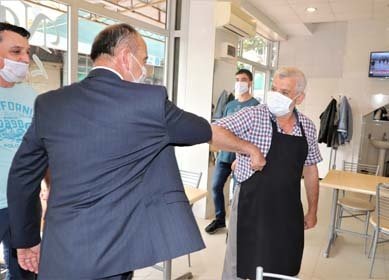 Turgutlu esnafıyla bir araya gelen Başkan Akın iki aydan uzun süredir iş yerleri kapalı olan esnafa hayırlı işler dilerken maske kullanımı, sosyal mesafe ve hijyen kurallarına uyulmasının toplum sağlığının korunması açısından hayati önem taşıdığını da hatırlattı.