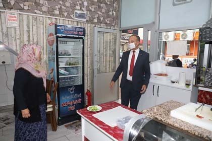 Bugün itibariyle yeniden işlerinin başına dönen esnafımıza başkan yardımcılarımızla birlikte destek ziyaretinde bulunduk. Halk sağlığını korumak adına esnafımızın gerekli özeni göstereceğinden hiç şüphemiz yok. Tüm esnaf kardeşlerimize hayırlı işler, bol ve bereketli kazançlar dilerim” ifadelerini kullandı.