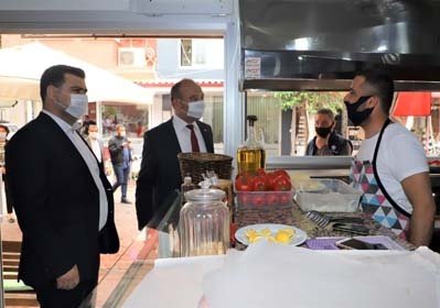 Turgutlu Belediye Başkanı Çetin Akın esnaf ziyaretlerinde bulundu. 
Başkan Çetin Akın, Başkan Yardımcıları Ahmet Daşkan, Fırat Honaz, Mithat Erden ve Evren Erbaş Ser ile birlikte korona virüs salgını nedeniyle uzun bir aradan sonra bugün faaliyetlerine başlayan kahve, kıraathane ve lokantacı esnafını ziyaret etti.