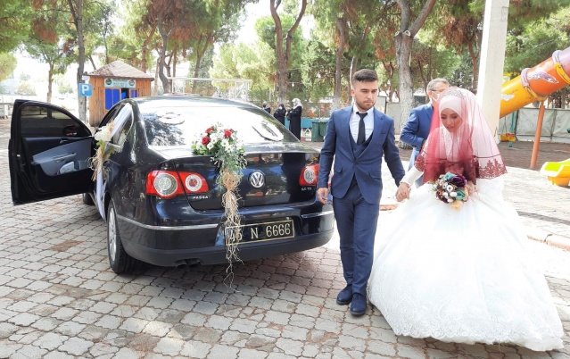 Turgutlu Belediye Başkanı Çetin Akın, makam aracını Turgutlulu Şehit Onur Karakaya’nın abisi Uğur Karakaya’ya gelin arabası olarak kullanılmak üzere tahsis etti.