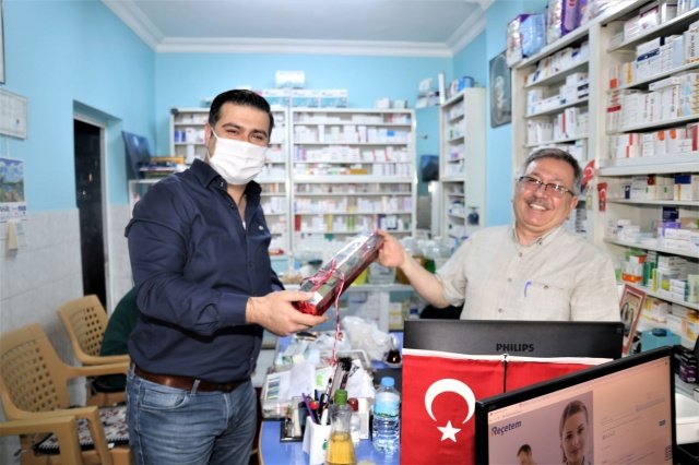 Başkan Yardımcısı Fırat Honaz ise 14 Mayıs Dünya Eczacılar Günü vesilesiyle Turgutlu’da faaliyet gösteren eczacıları ziyaret ederek tüm eczacılara çiçek takdim etti. Başkan Yardımcısı Honaz, korona virüs salgını süresince fedakarca çalışan eczacılara Başkan Akın ve tüm Turgutlu halkı adına teşekkürlerini de iletti.