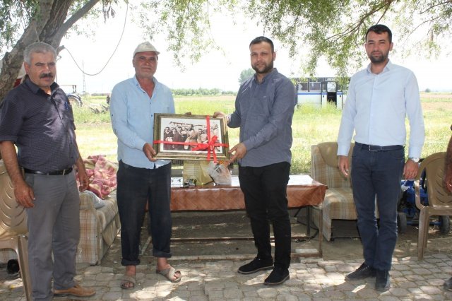 “Tüm vatandaşlarımızın her zaman, her koşulda yanındayız”
Ziyaretler ile ilgili konuşan Başkan Akın, “Turgutlu’muza hizmet etmeye geldiğimiz ilk günden itibaren hemşerilerimizin hepsini kucaklayacağımıza, hiçbir insanımız arasında ayrım yapmadan eşit hizmet götüreceğimize söz verdik. Göreve başladığımız ilk günden itibaren de bu sözümüzü tutuyoruz. Bu anlayış ve çalışmalarımız doğrultusunda Başkan Yardımcılarımız Ahmet Daşkan ve Fırat Honaz ile birlikte özel gereksinimli vatandaşlarımız, eczacılarımız ve çiftçi kardeşlerimizin yanında olduk ve onlara her zaman, her koşulda destek olacağımızı söyledik. Bu vesileyle tekrar aczacılarımızın Dünya Eczacılar Gününü, çiftçi kardeşlerimizin Dünya Çiftçiler Gününü kutluyor, engelli yurttaşlarımızın bir an önce engelsiz yarınlara ulaşmasını diliyorum” dedi.