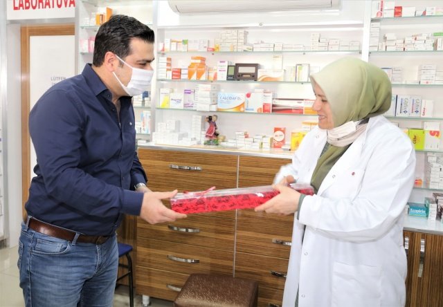 Başkan Çetin Akın, 10-16 Mayıs Engelliler Haftasında Turgutlu Bedensel Engelliler Derneğini ziyaret etti. Dernek Başkanı Aysel Yiğit, Esnaf Kefalet Odası Başkanı Hasan Hüseyin Coşkun ve dernek üyeleriyle bir araya gelen Başkan Akın dernek üyelerine hediyeler de verdi.