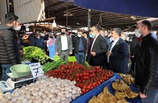 Turgutlu Belediye Başkanı Çetin Akın, CHP Manisa Milletvekili Bekir Başevirgen Pazartesi Pazarını ziyaret ederek esnaf ve vatandaşlarla bir araya geldi.