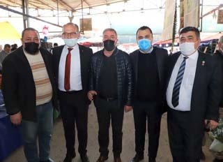 Pazartesi Pazarı ziyareti hakkında açıklama yapan Başkan Çetin Akın, “Haftanın ilk gününe Pazartesi Pazarımızı ziyaret ederek, esnaf ve vatandaşlarımızla sohbet ederek başladık. Yeni haftada esnaf kardeşlerime hayırlı işler, bol ve bereketli kazançlar diler, hemşehrilerimize ise sağlık, mutluluk ve huzur içerisinde bir hafta geçirmelerini temenni ederim” dedi.