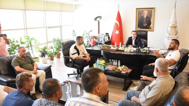 Akhisar Belediyesi hizmet binası önünde güreşçileri çiçekle karşılayan Belediye Başkanı Besim Dutlulu güreşçi kafilesini makamında ağırladı. Akhisar’a yaşattıkları mutluluktan dolayı teşekkür eden Belediye Başkanı Besim Dutlulu, başarılı Akhisarlı sporculara desteklerinin devam edeceğini vurguladı. Özellikle amatör spora ve sporculara büyük destek verdiklerini altını çize Başkan Besim Dutlulu, “Akhisar’ımız, Arap Mustafa Yıldız’ın ardından uzun yıllar sonra 2 başpehlivan daha çıkardı. 660. Tarihi Kırkpınar Yağlı Güreşlerinde zorlu müsabakalar sonucunda Başpehlivan olarak yarışma hakkı kazanan Akhisarlı kardeşlerimiz Süleyman Başar ve Feyzullah Aktürk'ü belediyemizde ağırladık. Bize bu gururu yaşattıkları için teşekkür ederiz. Her zaman destekçileri olacağız” dedi.