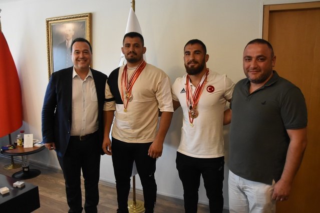 Akhisar Belediyesi önünde davul ve zurna ile karşılanan sporcuları Belediye Başkanı Besim Dutlulu çiçeklerle karşıladı. Başkan Dutlulu daha sonra başkanlık makamında sporcuları Cumhuriyet altını ile ödüllendirdi.