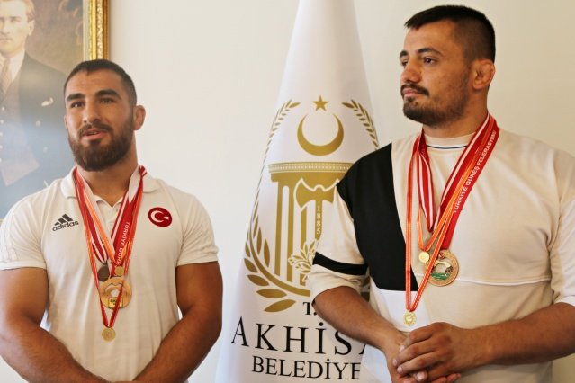 660. Tarihi Kırkpınar Yağlı Güreşleri’nde başaltı boyunda 2 Akhisarlı sporcu dereceye girerek gelecek yıl başpehlivanlık için güreşme hakkı kazandı.