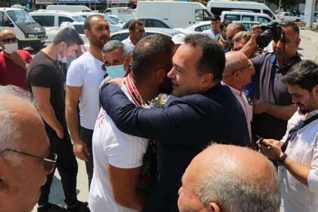 Uzun yıllar sonra gelecek yıl düzenlenecek olan tarihi Kırkpınar Yağlı Güreşleri’nde ilk kez Akhisarlı 2 güreşçi başpehlivanlık için güreşecek.