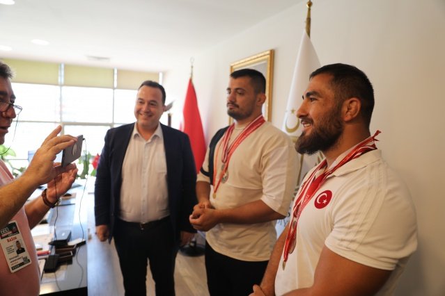 660. Tarihi Kırkpınar Yağlı Güreşleri’nde mücadele ederek başpehlivan olarak yarışma hakkı kazanan Akhisarlı Süleyman Başar ve Feyzullah Aktürk, Akhisar Belediye Başkanı Besim Dutlulu’yu makamında ziyaret etti.