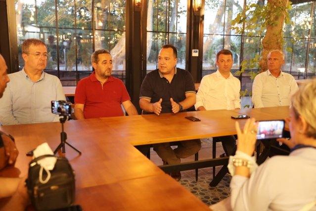 Akhisar Belediyesi olarak özellikle yerel medyayı desteklemeye devam edeceklerinin altını çizen Belediye Başkanı Besim Dutlulu, “Bu şehirde özgür bir şekilde gazetecilik yapmak için ne gerekiyorsa, basın emekçilerimize destek olmaya devam edeceğiz” dedi