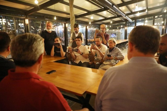 “ESKİ DEMİRYOLUNU GÜZELLEŞTİRMEYE TALİBİZ”
Akhisar’ın 15 yıl şansız bir dönem geçirdiğini ifade eden Başkan Besim Dutlulu, “Akhisar’da birçok iş yavaş ilerledi. O alışkanlıklar maalesef halen devam ediyor. 2 sene geçti demiryolları ile aynı yerdeyiz, eski stadyum da aynı yerdeyiz, üniversite de aynı yerdeyiz. Biz kendi üzerimize düşen görevlerde hep bir adım ilerliyoruz ama devlet ile olan ilişkilerde ilerleyemedik. Biz muhalefet belediyesi olduğumuz için onlar iktidar olduğu için değil, bizim Akhisar’da ne yazık ki bazı işler çok yavaş ilerliyor. Artık bunu hızlandırmamız lazım. Bakın 2 sene geçti, 2 sene önce Devlet Demiryolları’na yazdım ben buraya talibim dedim. Hala da söylüyorum sizlerin huzurunda biz bu alana talibiz. Halen bir plan düzenlemesi yapılacak bekliyoruz, saygı duyuyorum bazı şeyler zaman alır ama ilerleyemiyoruz. Aynı şekilde stadyum, daha önce yerin altına otopark yapalım dedik. Spor Müdürlüğü’nden bir cevap geldi bizim projemiz hazır, öyle bir şey artık bu saatten sonra olmaz dediler. Daha yolun başındayız Akhisar’ın otoparka ihtiyacı var ve zaman geçiyor. Her konuda adım adım ilerliyoruz ama bir ilçe belediyesinin de kaynakları ve yapabildikleri belli, yasal yükümlülükleri belli” dedi.