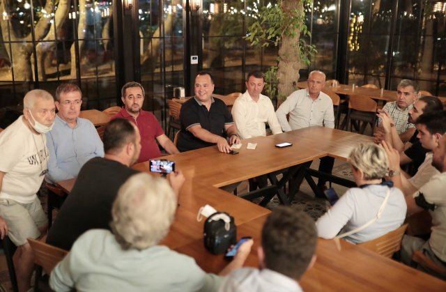 “AKHİSAR’A HİZMET GELMESİNİ ENGELLEYEN İNSANLAR VAR”
Akhisar’da özellikle pandemi döneminde de birçok işe ara vermeden, hiçbir şekilde bahane üretmeden hizmete devam ettiklerini ifade eden Belediye Başkanı Besim Dutlulu, “Milletvekilimiz Uğur Aydemir için söylemiyorum bunu ama Akhisar’da resmen hizmet gelmesini engelleyen insanlar var. Bir iş yapacağımız zaman hemen set çekmeye çalışan insanlar var. Üzücü bir şey bu; ama yapacak bir şey yok. Biz bunları da bahane etmiyoruz, 5 senem bittiğinde ben bahaneler değil hizmet ürettim diyebileceğim. Çünkü Akhisar için Akhisarlılar için tüm gücümüzle çalışmaya devam edeceğiz” dedi.