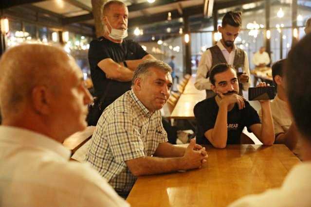 Gazetecilerin Akhisar Üniversitesi Derneği’nin son durumu hakkındaki sorusuna derneğin işlevini artık yitirdiğini belirterek cevap veren Başkan Besim Dutlulu, “Benim gördüğüm kadarıyla hem iktidarın hem de Manisa Celal Bayar Üniversitesi’nin Akhisar’a fakülte açma niyetinin olmadığını biliyoruz. Burada bir üniversite alanı var ve inşaat halinde. En son 2014 yılında yatırım yapılmış ve o günden bugüne hiçbir yatırım yapılmamış. İktidar tarafından bize söylenen, kendilerince haklı olabilirler saygı duyuyorum, biz burada Akhisar halkından para toplamaya çalıştık, beceremedik, bu işi yapamadık 7 sene geçti haydi bir daha para toplayalım tekrar yapalım. Ben seçilmeden önce şu sözü verdim; Akhisar’da üniversite olması için elimden geleni yapacağım. Bunun da anlamı kapı, kapı dolaşıp Akhisar halkından para toplamak değil. Çünkü bu yol denendi ve başarılı olmadı.