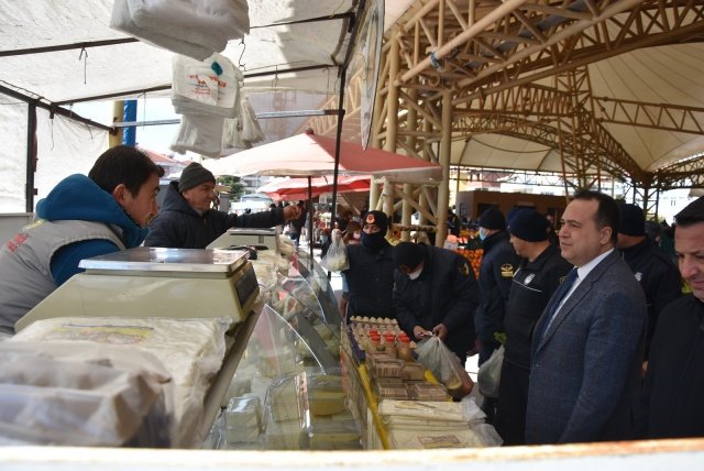 Yaptığı ziyaretlerle esnaf ve vatandaşlardan yoğun ilgi ve takdir gören Başkan Besim Dutlulu, esnafa hayırlı kazançlar dilerken vatandaşlarla da sohbet etti. ‘Her zaman halkımızın içinde, esnafımızın yanında olmaya devam edeceğiz’ diyen Başkan Dutlulu, “Bu soğuk havada çalışan pazarcı esnafımızı ziyaret ederek hem bereketli kazançlar diledik hem de sohbet ederek hatırlarını sorduk. Ekonomik olarak zor günler geçiren esnaflarımızın sorunlarına hızlı çözümler üretmek için çaba sarf ediyoruz. Allah yardımcıları olsun. Güzel dilekleri için esnafımıza çok teşekkür ederim” dedi.