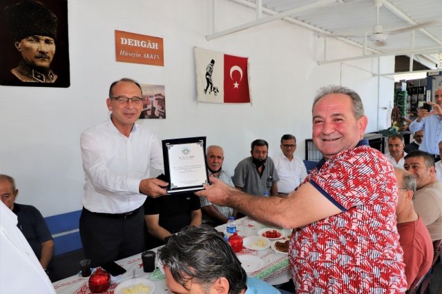 Turgutlu Belediye Başkanı Çetin Akın, Fatih Sanayi Sitesinde esnafla düzenlenen kahvaltıda buluştu. Başkan Akın’a pandemi sürecinde gösterdiği yoğun ilgi dolayısıyla teşekkür plaketi verildi.