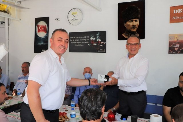 Turgutlu Belediye Başkanı Çetin Akın, Başkan Yardımcısı Ahmet Daşkan, meclis üyesi ve sanayi sitesi kooperatifi başkanı Hasan Yaman, daire müdürleri, oda ve dernek başkanları ile birlikte Fatih Sanayi Sitesi esnafı tarafından düzenlenen kahvaltıda bir araya geldi. Turgutlu Kahveciler Odası Başkanı Cenk Vatansever’in hazırladığı plaket Tenekeciler Odası Başkanı Faruk Ulaş tarafından Turgutlu Belediye Başkanı Çetin Akın’a pandemi sürecinde esnafa gösterdiği yoğun ilgi dolayısıyla teşekkür plaketi takdim edildi.