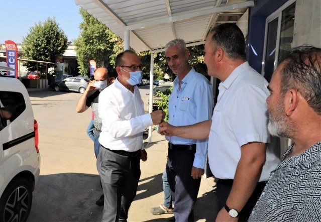 Turgutlu Belediye Başkanı Çetin Akın salgının başlamasıyla birlikte esnaf oda başkanları ile toplantı yaparak yol haritası çıkarmış, bu çerçevede pandemi sürecinde iş yeri kapanan esnafa gıda yardımı ve normalleşme sürecinde de maske desteğinde bulunmuştu.