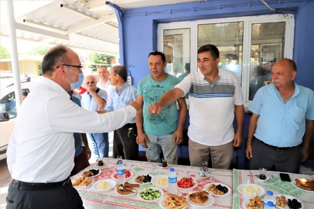 Sözlerine plaket için teşekkür ederek başlayan Turgutlu Belediye Başkanı Çetin Akın: “Pandemi ülkemizde ilk görüldüğü tarihte oda başkanlarımızla birlikte bir toplantı düzenledik ve bu toplantıda aldığımız kararları hayata geçirerek her zaman esnafımızın yanında olduk.