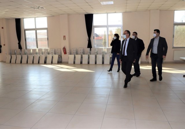 Aşevi ve Hayır Merkezine gerçekleştirdiği ziyaret hakkında açıklamada bulunan Başkan Çetin Akın, “Turgutlumuzda yaşayan ihtiyaç sahibi ailelerimize günlük olarak sıcak yemek ulaştırdığımız Aşevi ve Hayır Merkezimize Başkan Yardımcılarımızla birlikte ziyaret gerçekleştirdik. İlçe Tarım ve Orman Müdürlüğü tarafından geçtiğimiz hafta sağlık ve hijyen konularında yapılan tüm denetimlerden geçen merkezimiz aracılığıyla sağlık ve hijyen koşullarına uygun olarak yemeklerimizi ulaştırmaya devam edeceğiz” dedi.