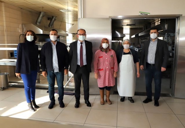 Başkan Çetin Akın, Başkan Yardımcıları Fırat Honaz, Ahmet Daşkan, Evren Erbaş Ser ile birlikte geçtiğimiz hafta Turgutlu İlçe Tarım ve Orman Müdürlüğü tarafından yapılan sağlık ve hijyen konularında tüm denetimlerden geçen Aşevi ve Hayır Merkezini ziyaret etti. Merkezde çalışan ekiplerle bir araya gelen Başkan Çetin Akın, ekiplere işlerinde kolaylıklar diledi.