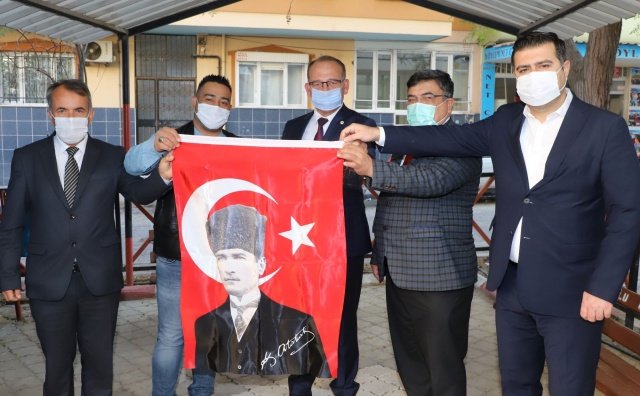 Turgutlu Belediyesi Kültür ve Sosyal İşler Müdürlüğü ekipleri ise merkez ve kırsal mahallelerin muhtarlarını ziyaret ettiler. Ekipler ayrıca muhtarlara Atatürklü Türk Bayrağı da hediye ettiler.
