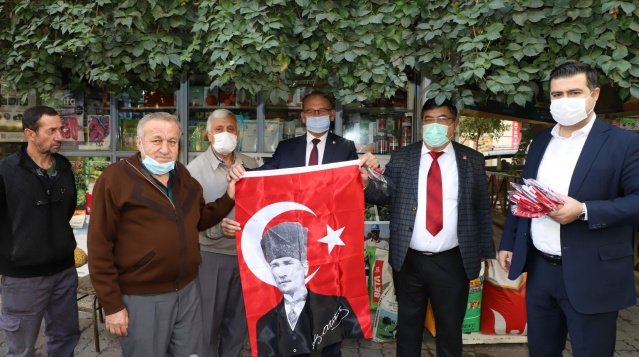 Ziyaretlerimiz sırasında esnaf ile vatandaşlarımıza Hayırlı Kandiller dileğinde bulunduk ve 29 Ekim Cumhuriyet Bayramını kutlayarak Atatürklü Türk Bayrağımızı hediye ettik. Cumhuriyetimizin 97. yılına yakışır bir şekilde caddelerimizi, sokaklarımızı, evlerimizi, balkonlarımızı ve dükkanlarımızı şanlı Türk Bayrağımızla süsleyeceğiz, Cumhuriyet coşkumuzu Turgutlumuza yakışır bir şekilde kutlayacağız” dedi.