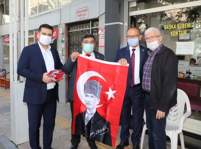 snaf ziyaretleri ve Cumhuriyet Bayramı hediyesi hakkında açıklamada bulunan Başkan Akın, “Cumhuriyet Halk Partisi İlçe Başkanımız Hüseyin Oğuz, Başkan Yardımcımız Fırat Honaz, daire müdürlerimiz ile birlikte Muhtarlar Derneği Başkanımız ve Turan Mahalle Muhtarımız Avni Gürel ile esnaflarımızı ziyaret ettik, vatandaşlarımızla bir araya geldik.