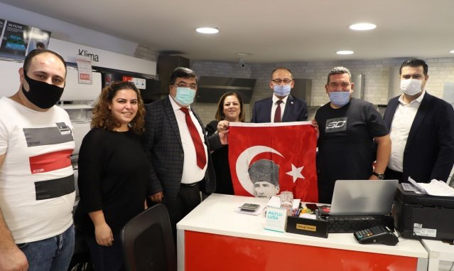 Turgutlu Belediye Başkanı Çetin Akın 29 Ekim Cumhuriyet Bayramı dolayısıyla merkez ve kırsal mahallelerin muhtarlarına, Turgutlu esnafı ve vatandaşlara Türk Bayrağı hediye etti.