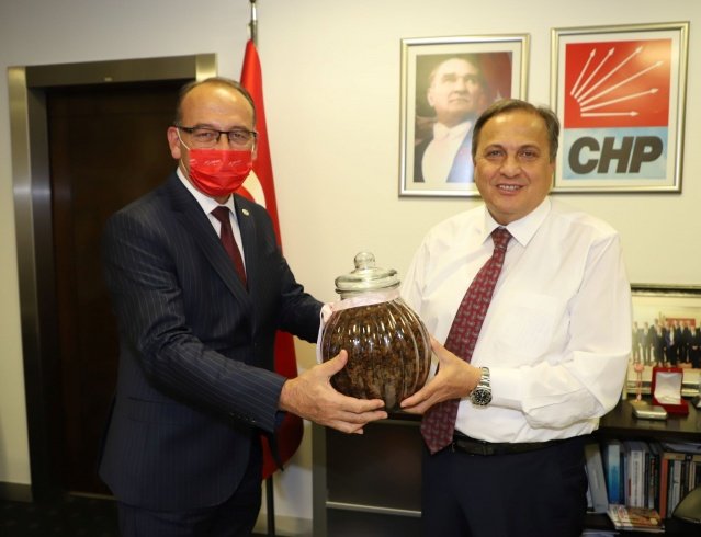 İYİ Parti Genel Başkanı Meral Akşener’e gerçekleşen ziyaretin ardından Başkan Çetin Akın, CHP Manisa Milletvekili Bekir Başevirgen, CHP Manisa İl Başkanı Semih Balaban, CHP Turgutlu İlçe Başkanı Hüseyin Oğuz, İYİ Parti Turgutlu İlçe Başkanı Önder Ertaş, Başkan Yardımcıları Fırat Honaz, Ahmet Daşkan ve Özel Kalem Müdürü Ali Nasuhoğlu ile birlikte CHP Yerel Yönetimlerden Sorumlu Genel Başkan Yardımcısı Seyit Torun’u ziyaret etti. Başkan Çetin Akın ziyaretin sonunda Genel Başkan Yardımcısı Seyit Torun’a Manisa’nın meşhur üzümü ve mesir macununu hediye etti.
