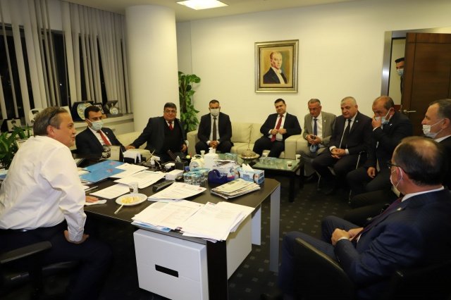Ankara’daki ziyaretleri hakkında açıklamada bulunan Başkan Çetin, “Ankara’daki ziyaretlerimiz kapsamında Millet İttifakı ortağımız İYİ Parti Genel Başkanı Sayın Meral Akşener ile Cumhuriyet Halk Partisi Yerel Yönetimlerden Sorumlu Genel Başkan Yardımcımız Seyit Torun ve Genel Başkanımız Sayın Kemal Kılıçdaroğlu ile bir araya gelerek görüşmelerimizi gerçekleştirdik. Turgutlumuzda gerçekleştirdiğimiz ve bundan sonraki süreçte hayata geçireceğimiz projelerimiz hakkında bilgilendirme ve değerlendirmelerde bulunduk. Misafirperverliği için İYİ Parti Genel Başkanı Meral Akşener ve İYİ Parti Ailesi ile Genel Başkanımız Kemal Kılıçdaroğlu ve CHP Ailemize teşekkür ederim” dedi.