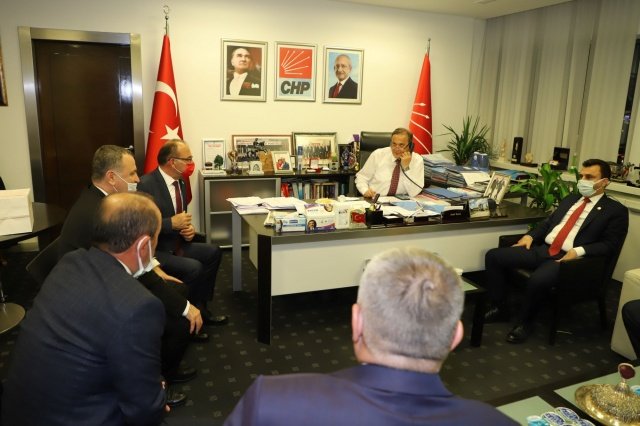 Ankara’daki temaslarının sonunda ise Başkan Çetin Akın, CHP Genel Başkan Yardımcısı Seyit Torun, CHP Manisa Milletvekili Bekir Başevirgen, CHP Manisa İl Başkanı Semih Balaban, CHP Turgutlu İlçe Başkanı Hüseyin Oğuz, İYİ Parti Turgutlu İlçe Başkanı Önder Ertaş, Başkan Yardımcıları Fırat Honaz, Ahmet Daşkan ve Özel Kalem Müdürü Ali Nasuhoğlu ile birlikte CHP Genel Başkanı Kemal Kılıçdaroğlu ile CHP Genel Merkezinde bir araya geldi. Başkan Çetin Akın’ın Turgutlu’da gerçekleştireceği proje ve çalışmalar hakkında Genel Başkan Kemal Kılıçdaroğlu’nun görüşlerinin alındığı ziyarette Başkan Akın ayrıca Turgutlulular’ın selamını iletti. Görüşmenin sonunda Başkan Akın, Genel Başkan Kılıçdaroğlu’na isminin yazılı olduğu Turgutluspor forması ile Manisa’nın meşhur üzümü ve mesir macununu hediye etti.