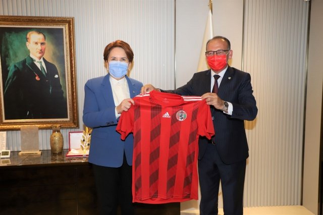 Başkan Çetin Akın ilk olarak İYİ Parti Genel Başkanı Meral Akşener’e İYİ Parti Genel Merkezinde ziyaret gerçekleştirdi. Başkan Çetin Akın ziyarette Genel Başkan Meral Akşener’e Turgutlu’da gerçekleştirdiği ve gerçekleştireceği projelerini anlattı ve Turgutlulular’ın selamını iletti. Görüşme sonunda Başkan Çetin Akın, Genel Başkan Akşener’e Turgutluspor forması, Manisa’nın meşhur üzümü ve mesir macununu hediye etti. Ziyarette Başkan Akın’a CHP Manisa Milletvekili Bekir Başevirgen, İYİ Parti Manisa İl Başkanı Hasan Eryılmaz, CHP Turgutlu İlçe Başkanı Hüseyin Oğuz, İYİ Parti Turgutlu İlçe Başkanı Önder Ertaş, Turgutlu Belediye Başkan Yardımcıları Fırat Honaz, Ahmet Daşkan ve Özel Kalem Müdürü Ali Nasuhoğlu eşlik etti.