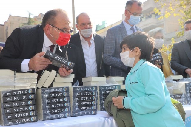 Başkan Akın vatandaşlara ayrıca Nutuk’u okuma ve okutma çağrısında da bulundu.