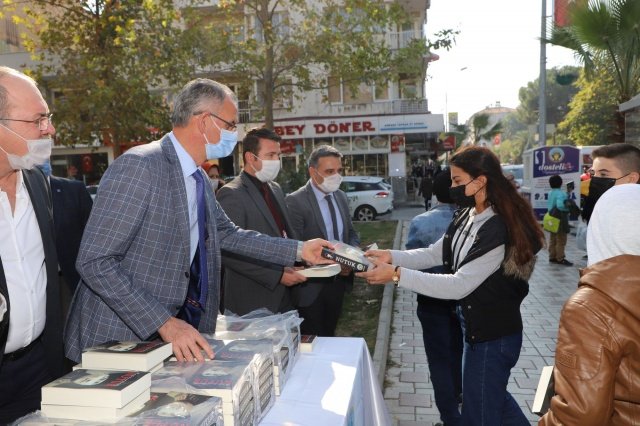 ebediyete intikal edişinin 82. yıl dönümü. Turgutlu Belediyesi olarak bizler de Konuyla ilgili açıklama yapan Başkan Çetin Akın, “Bugün Ulu Önderimiz Gazi Mustafa Kemal Atatürk’ün Gazi Mustafa Kemal Atatürk’ün ilke ve devrimlerinin gelecek nesillerimize aktarılması için hemşehrilerimize Nutuk’u hediye ettik. Turgutlulu hemşehrilerimiz başta olmak üzere tüm yurttaşlarımızın Atatürk tarafından kaleme alınan bu eşsiz hazinenin okunması ve okutulmasını arzu ediyorum” dedi.