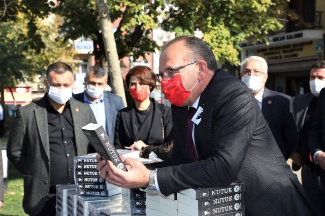 Başkan Çetin Akın, Büyük Önder Gazi Mustafa Kemal Atatürk’ün vefatının 82. yıl dönümü nedeniyle vatandaşlara ücretsiz olarak Nutuk hediye etti.