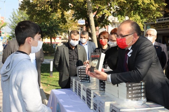 Başkan Çetin Akın, eşi Sabriye Akın, Başkan Yardımcıları Fırat Honaz, Ahmet Daşkan, Evren Erbaş Ser, meclis üyeleri, daire müdürleri, CHP İlçe Kadın Kolları Başkanı Yıldız Kutluel ve partililerle birlikte Gazi Mustafa Kemal Atatürk tarafından 1919 – 1927 yılları arasında kendisinin ve silah arkadaşlarının faaliyetlerini kaleme aldığı Nutuk’u Eski Belediye Binası önünde dağıttı.
