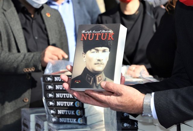 Turgutlu Belediye Başkanı Çetin Akın, Ulu Önder Gazi Mustafa Kemal Atatürk'ün ebediyete intikal edişinin 82. yılı olması dolayısıyla Turgutlulu vatandaşlara Nutuk hediye etti.