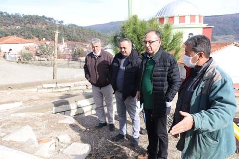 Başkan Çetin Akın ve Başkan Yardımcıları Ahmet Daşkan, Fırat Honaz ziyaretleri arasında mahalle muhtarları ve mahalle sakinleriyle de bir araya gelerek kırsal mahallelerde yapılması gereken çalışmalar ve sıkıntılar hakkında görüşme ve değerlendirmelerde bulundu.