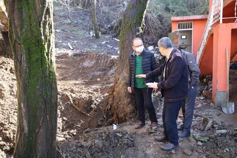 Turgutlu Belediye Başkanı Çetin Akın, Başkan Yardımcıları Fırat Honaz, Ahmet Daşkan ve Fen İşleri Müdürü İbrahim Tunçkol ile birlikte hafta sonu yağışların yoğun olarak yaşandığı kırsal mahalleleri ziyaret etti.